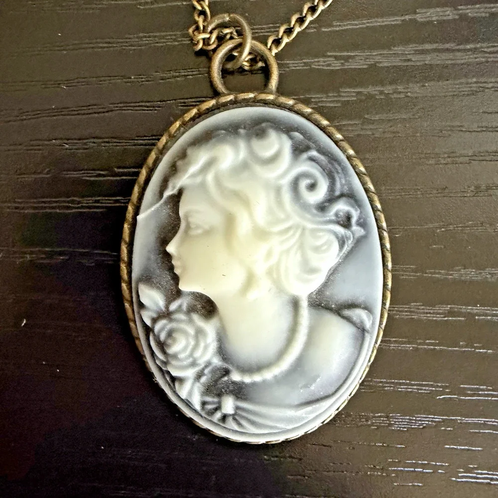 Vintage Black White Cameo Necklace Lady Rose Oval Pendant Gold Tone 20” - Picture 2 of 9
